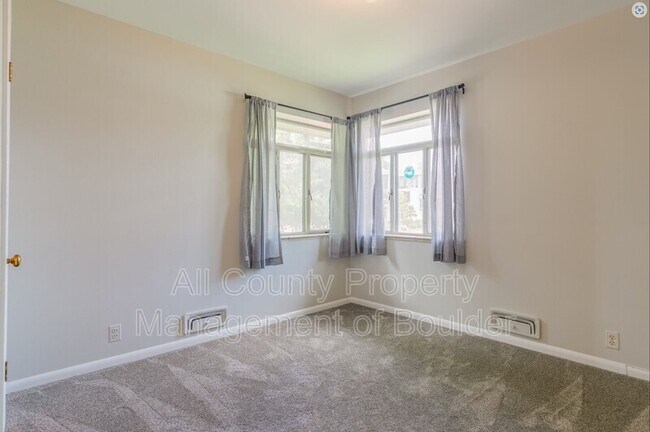 Building Photo - 2360 Balsam Dr
