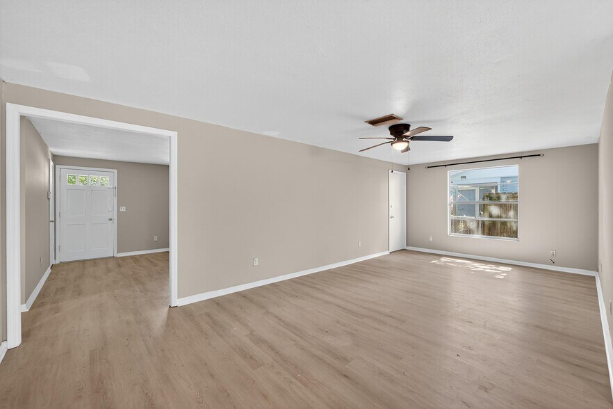 Building Photo - 1712 Village Ct