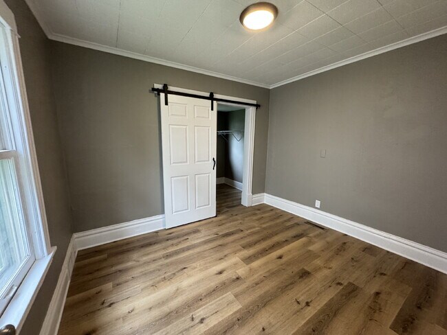 Building Photo - Charming 4-Bed Oasis in Minneapolis – Spacious 1500 Sq Ft Gem!