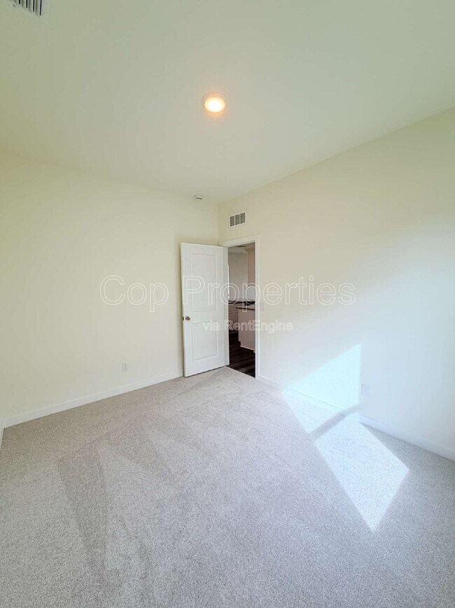 Building Photo - 10219 Pine River Dr