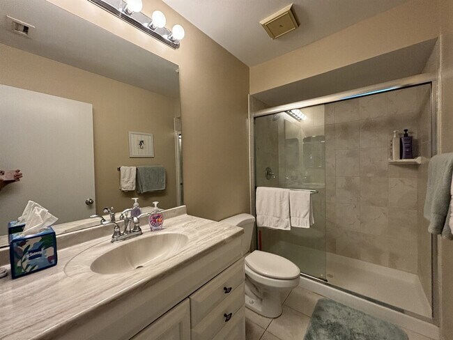 Building Photo - 216 Club Dr