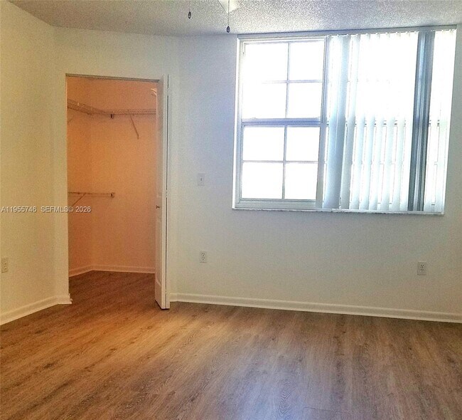 Building Photo - 19999 E Country Club Dr