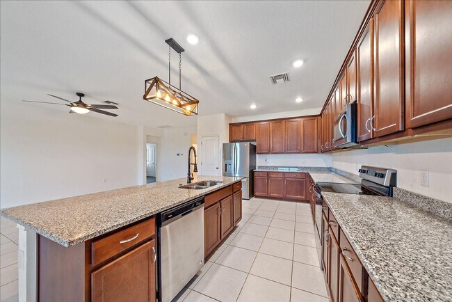 Building Photo - Annual 4 bed/2 bath Single Family Home