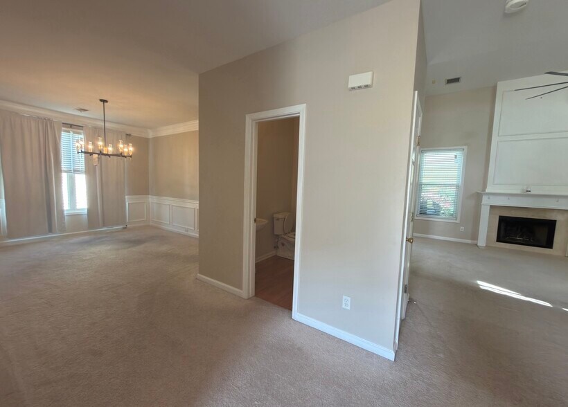 Building Photo - 1570 Valley Club Dr