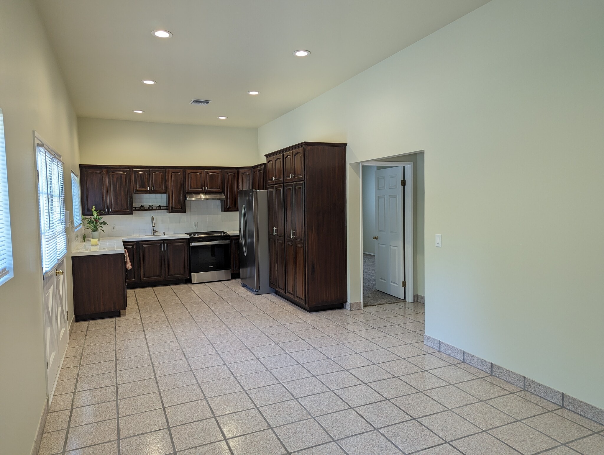 Building Photo - 5440 Topeka Dr