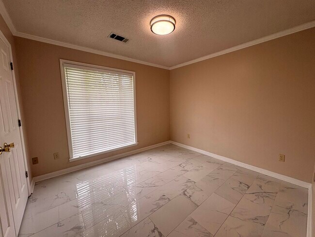 Building Photo - 390 N Ericson Rd