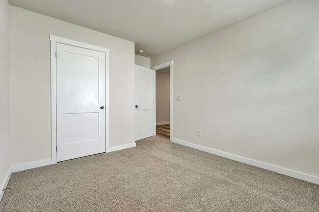 Building Photo - 576 Fox Den Cir