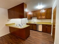 Kitchen - 4828 Cowell Blvd