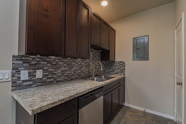 Building Photo - 20211 Hemlock Ln