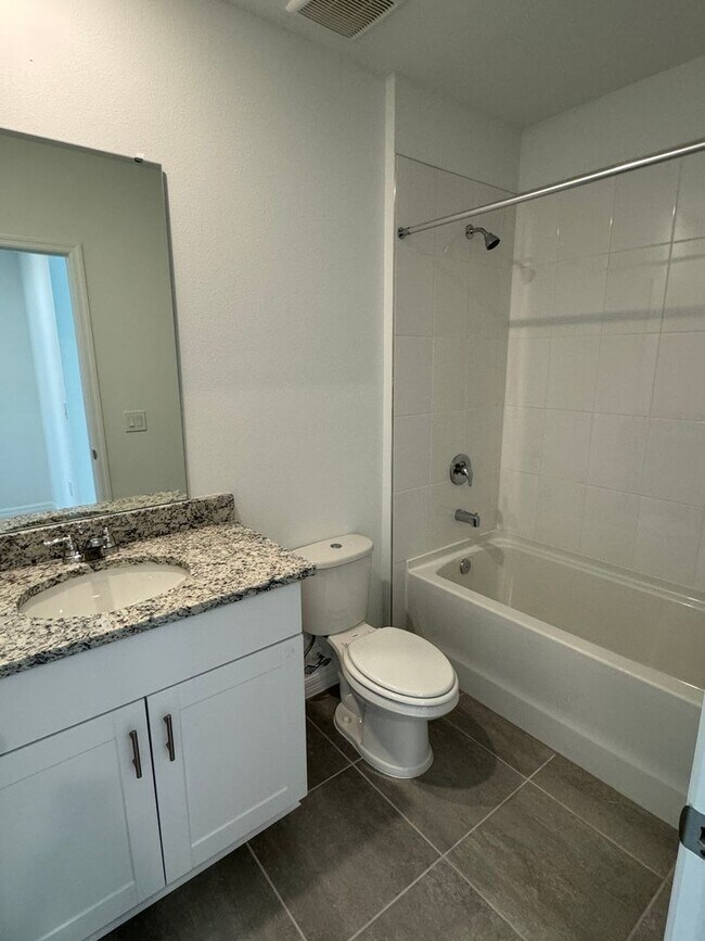 Building Photo - 3 Bedroom 2 Bath with Double Car Garage in Poinciana!