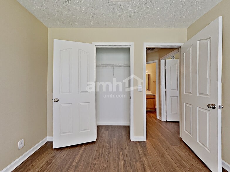 Building Photo - 9009 Lomond Dr