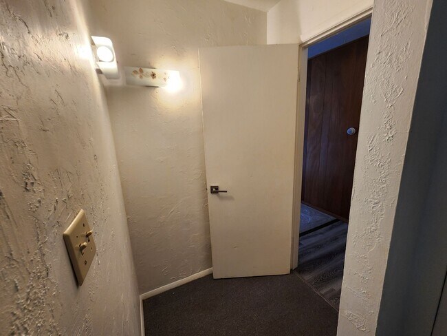 Building Photo - 221 - Steelhead Ave Duplex