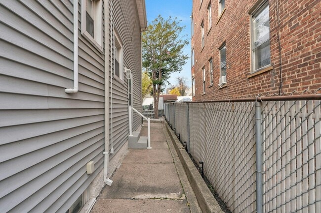 Building Photo - 68 Pine St