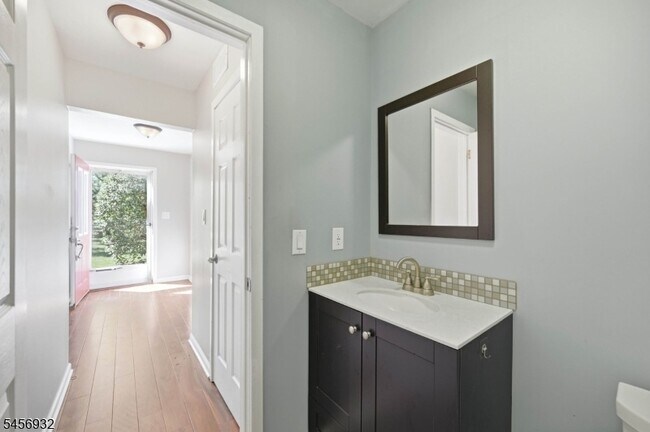 Building Photo - 81 Village Cir