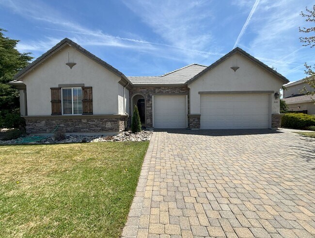 Building Photo - Sprawling Home Near UNR - One Level Living with 4 Beds - 3 Baths - 3 Car Garage