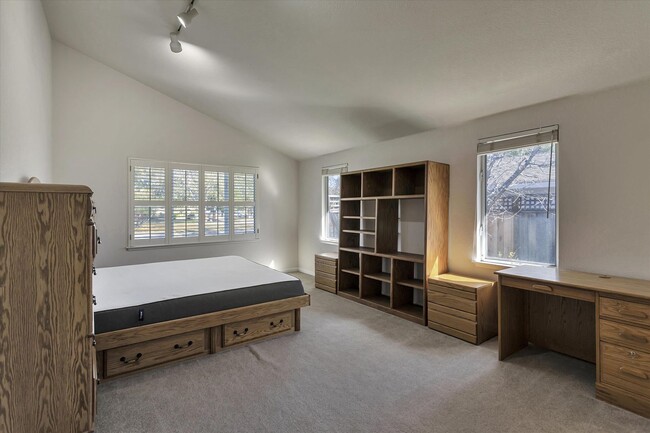 Building Photo - Tons of Space l Great Schools l Prime Sili...