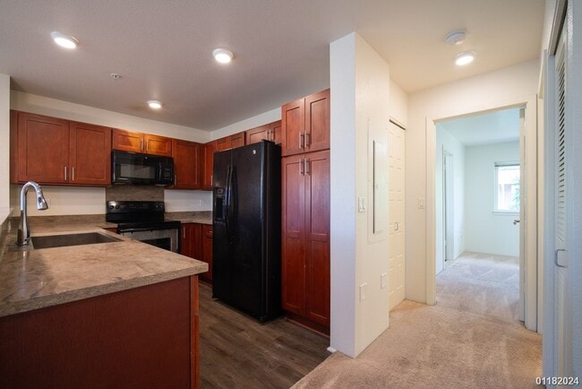 Building Photo - 3bd/2.5ba condo with 2 assigned parking sp...