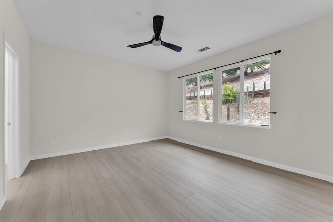 Building Photo - Gorgeous remodeled 3 bedroom, 3 full bathroom home for rent!