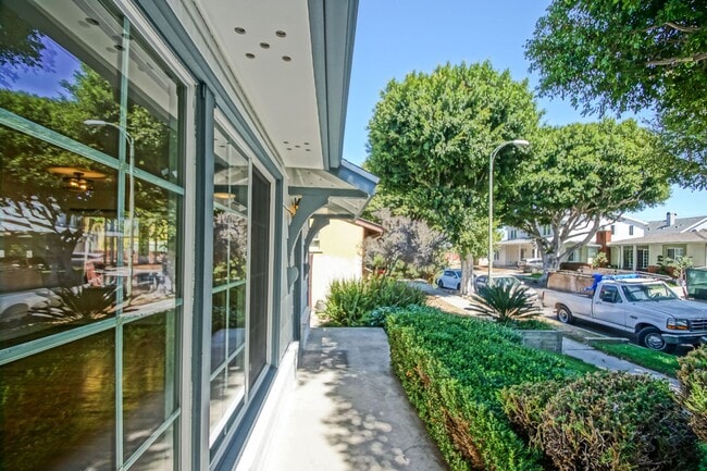 Building Photo - Incredibly Charming & Bright 3BR2BA Home w...