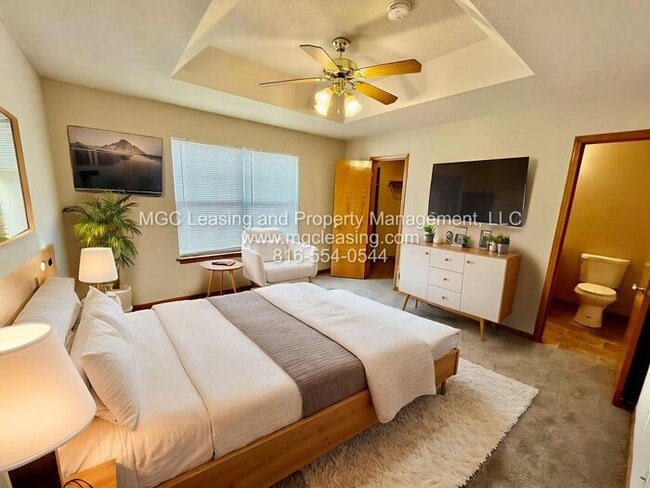 Building Photo - A Bright, Comfortable Split-Level Home in a Convenient Raymore Location