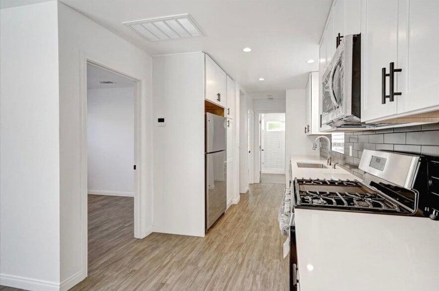 Building Photo - 6219 Glide Ave