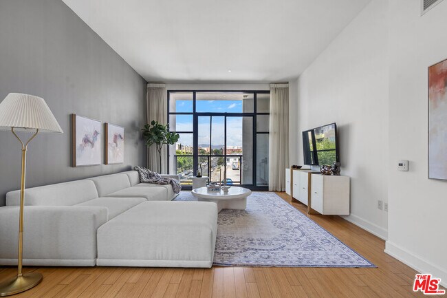 Building Photo - 3223 W 6th St