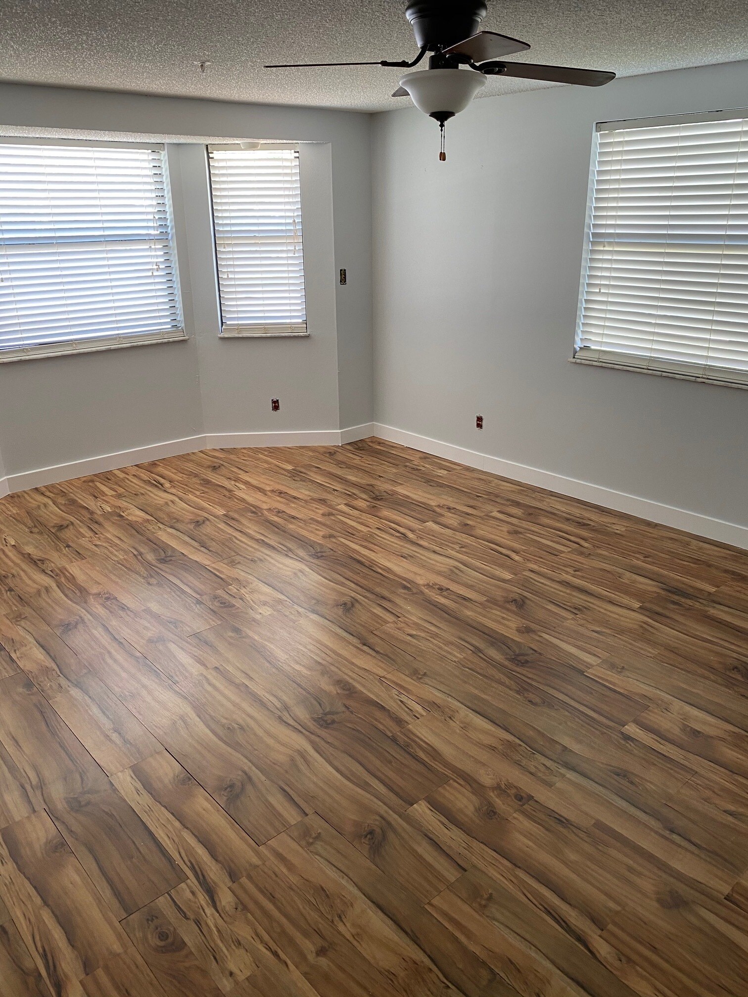 Building Photo - 849 Center Ln