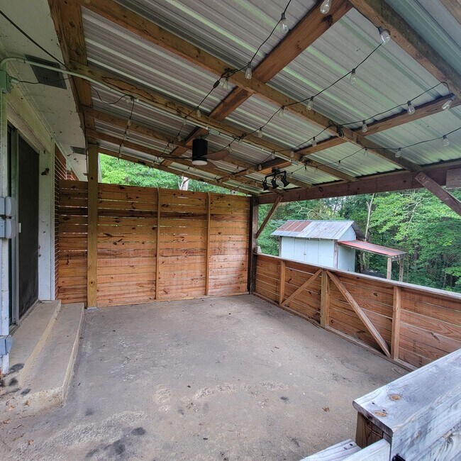 Building Photo - 3/1 Brick Ranch-Cookeville City-Carport