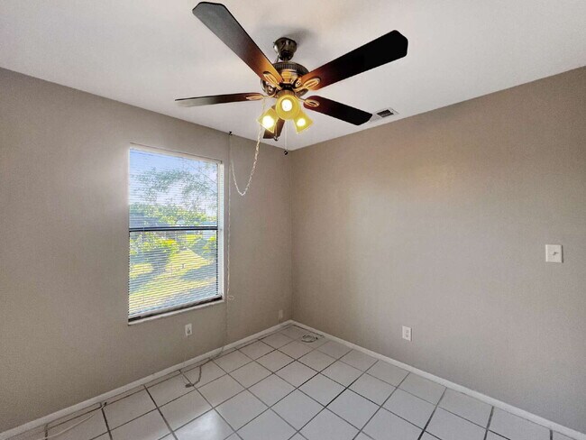 Building Photo - Cozy Inside, Spacious Outside: Fort Myers 2 Bed / 1 Bath + Giant Lawn + W/D Hookups — Pets Accepted