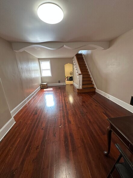 Building Photo - 1914 E Hazzard St