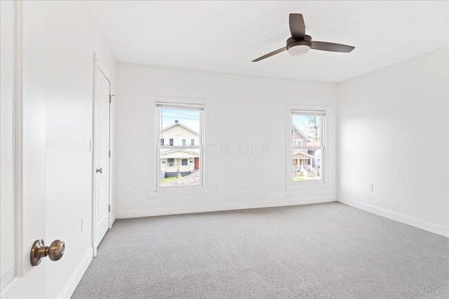 Building Photo - 866 E Starr Ave