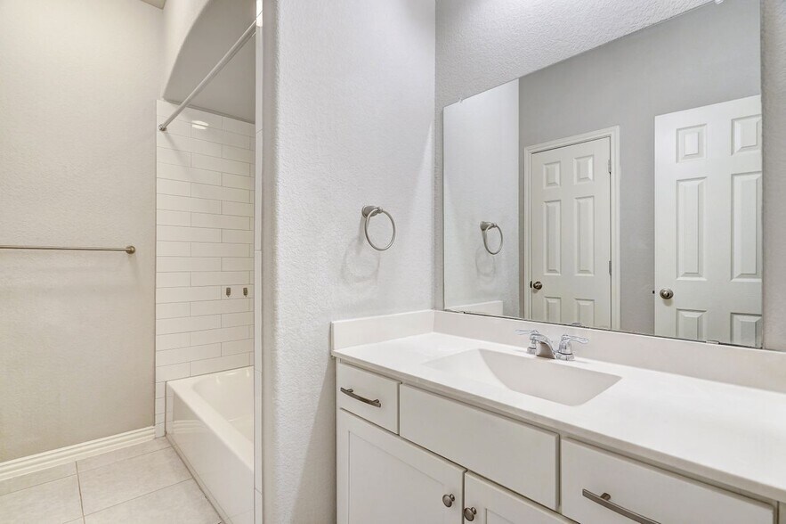 Building Photo - 213 Mindy Way