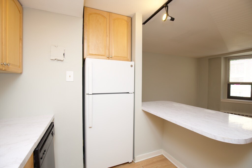 Building Photo - 428 W Wellington Ave