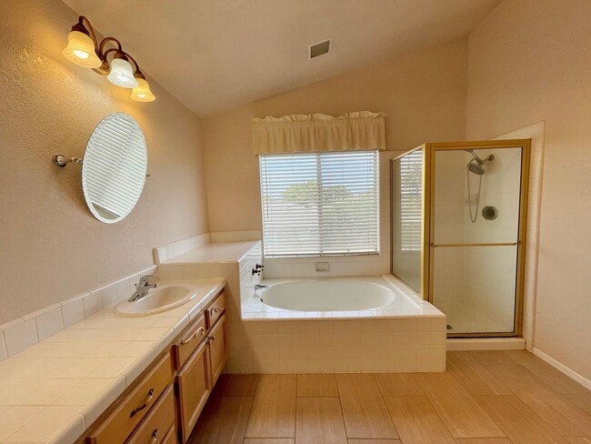 Building Photo - 1951 Devonshire Dr