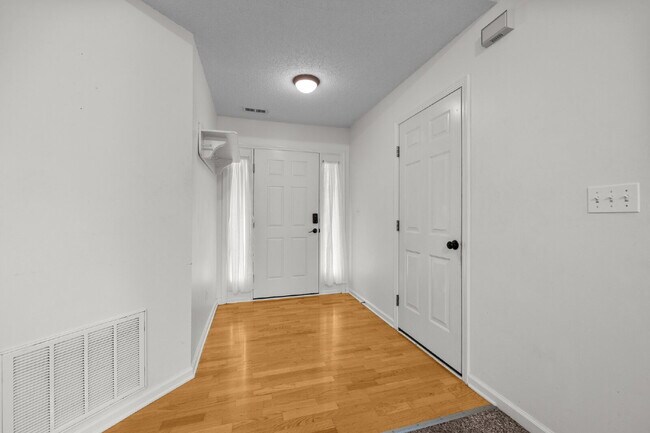 Building Photo - Convenient 3-Bedroom Rental with Fenced Ya...