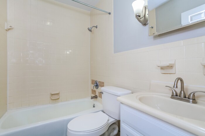 Building Photo - 800 Kenmar Dr