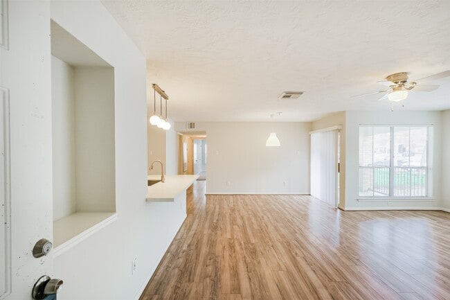 Building Photo - 8051 Bay Branch Dr