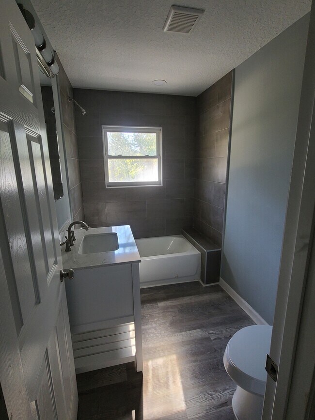 upper level bathroom - 5224 Roanoke Blvd