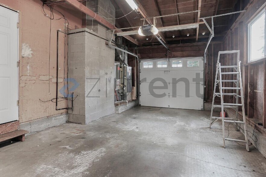 Building Photo - Unit