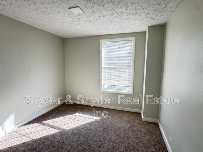 Building Photo - 143 Gale St