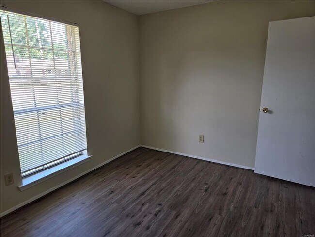 Building Photo - 262 Joyce St