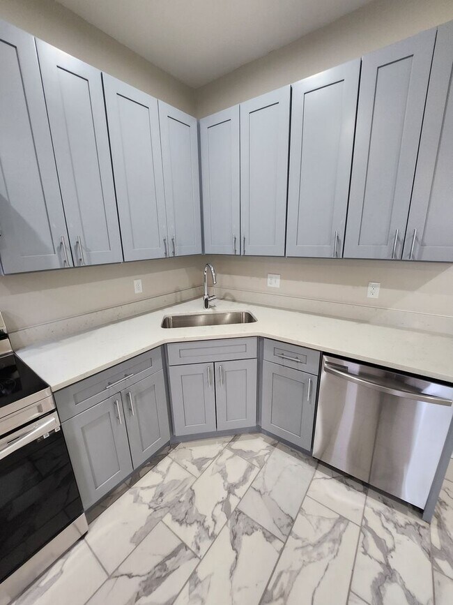 Building Photo - Newly Renovated One Bedroom Available Toda...