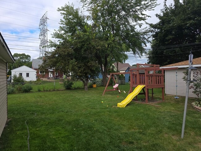 Building Photo - Updated 3 bedroom West Allis upper