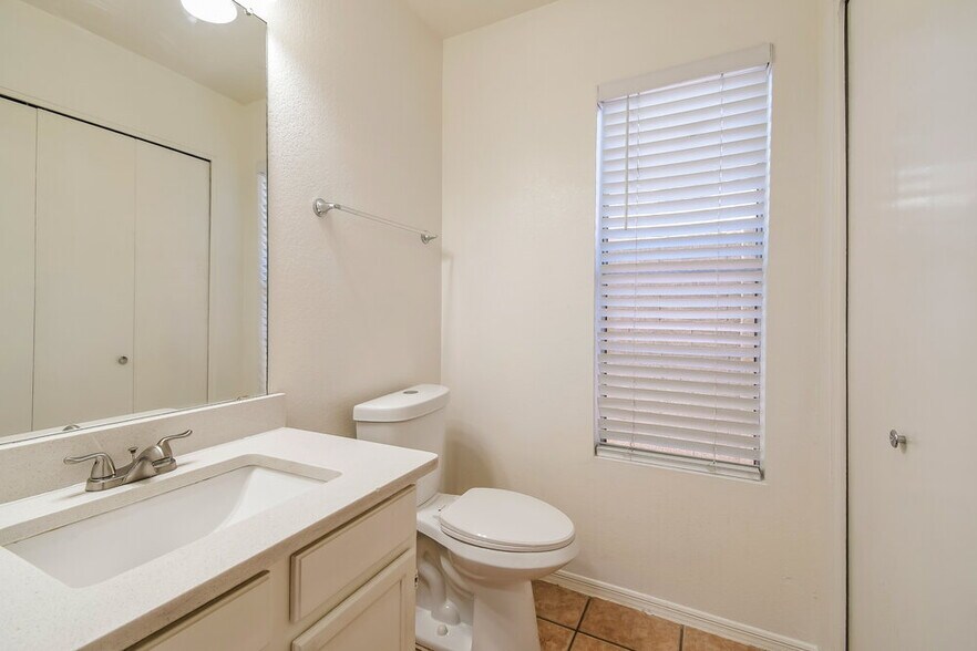 Building Photo - 4755 W Wahalla Ln
