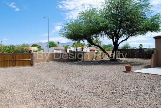 Building Photo - Recently Updated - 3 Bed 2 Bath - Large Ga...