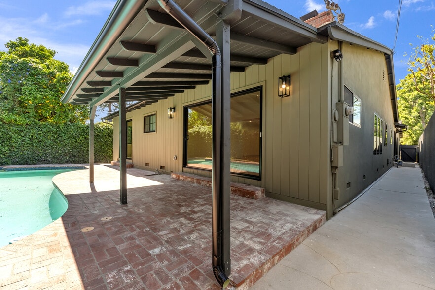 Covered Patio & Pool - 4316 Bellaire Ave