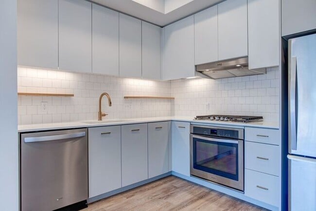 Building Photo - Luxury One Bedroom! Near Salt and Straw an...