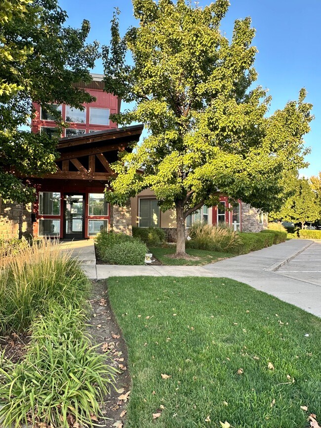 Building Photo - 11303 S River Heights Dr