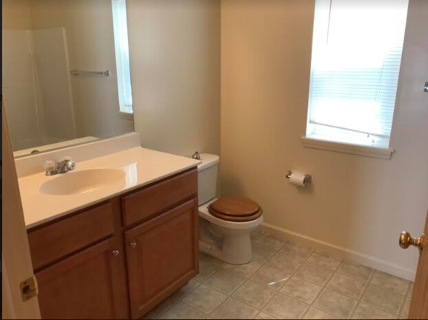 Building Photo - 465 Kings Rd