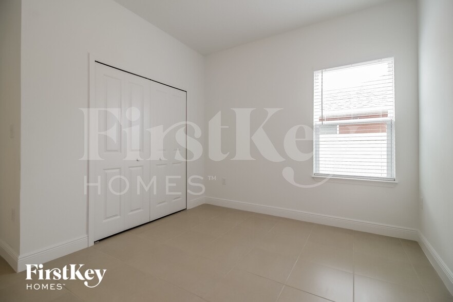 Building Photo - 653 Parakeet Ct